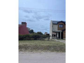 Terreno de 10 mts de Frente por 40mts de fondo sobre 105