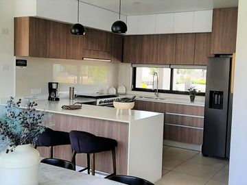 Casa nueva en venta en fraccionamiento, a 10 min. del Aeropuerto Internacional de Toluca.