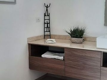 Casa nueva en venta en fraccionamiento, a 10 min. del Aeropuerto Internacional de Toluca.