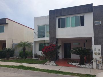 Casa en venta en zona Sur de León en Natura Residencial con jardín excedente!