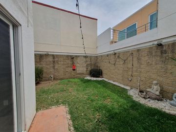 Casa en venta en zona Sur de León en Natura Residencial con jardín excedente!