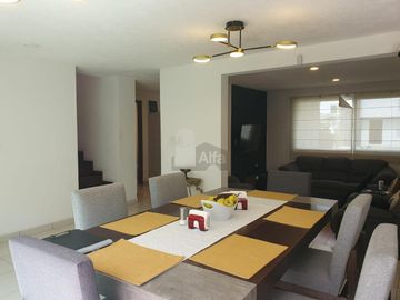 Casa en venta en zona Sur de León en Natura Residencial con jardín excedente!