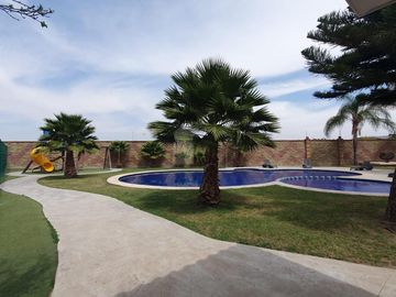 Casa en venta en zona Sur de León en Natura Residencial con jardín excedente!