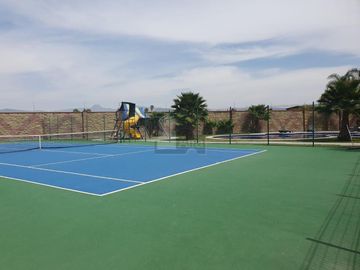 Casa en venta en zona Sur de León en Natura Residencial con jardín excedente!
