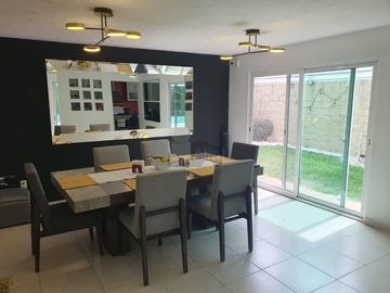 Casa en venta en zona Sur de León en Natura Residencial con jardín excedente!