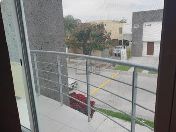 Casa en venta en zona Sur de León en Natura Residencial con jardín excedente!