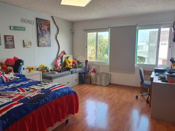 Casa en venta en zona Sur de León en Natura Residencial con jardín excedente!