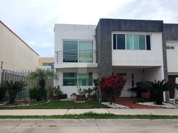 Casa en venta en zona Sur de León en Natura Residencial con jardín excedente!