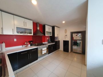 Casa en venta en zona Sur de León en Natura Residencial con jardín excedente!