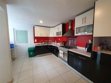 Casa en venta en zona Sur de León en Natura Residencial con jardín excedente!