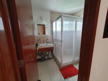Casa en venta en zona Sur de León en Natura Residencial con jardín excedente!