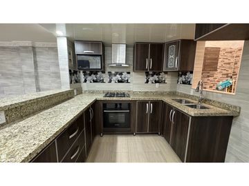 Casa remodelada de dos pisos en venta / permuta Barrio Samanes Palmira
