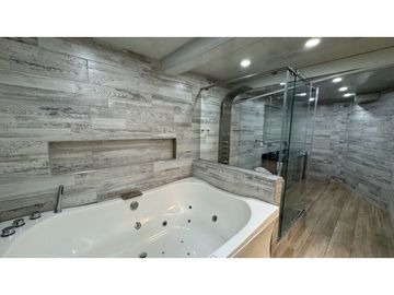 Casa remodelada de dos pisos en venta / permuta Barrio Samanes Palmira