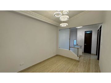 Casa remodelada de dos pisos en venta / permuta Barrio Samanes Palmira