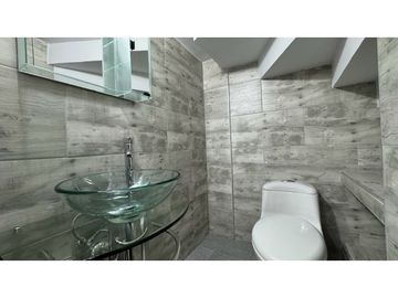 Casa remodelada de dos pisos en venta / permuta Barrio Samanes Palmira
