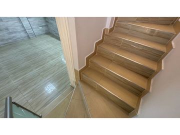 Casa remodelada de dos pisos en venta / permuta Barrio Samanes Palmira