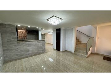 Casa remodelada de dos pisos en venta / permuta Barrio Samanes Palmira