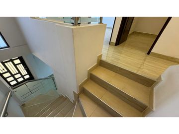Casa remodelada de dos pisos en venta / permuta Barrio Samanes Palmira