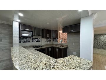Casa remodelada de dos pisos en venta / permuta Barrio Samanes Palmira