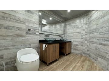 Casa remodelada de dos pisos en venta / permuta Barrio Samanes Palmira