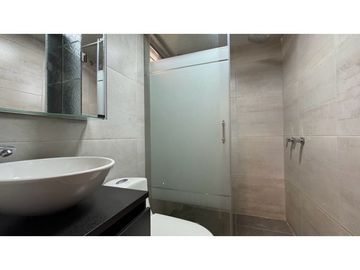 Casa remodelada de dos pisos en venta / permuta Barrio Samanes Palmira