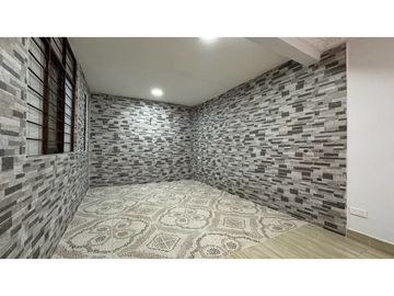 Casa remodelada de dos pisos en venta / permuta Barrio Samanes Palmira