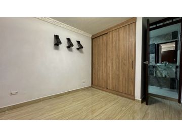 Casa remodelada de dos pisos en venta / permuta Barrio Samanes Palmira