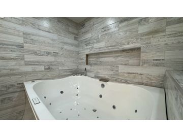 Casa remodelada de dos pisos en venta / permuta Barrio Samanes Palmira