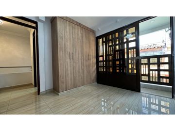 Casa remodelada de dos pisos en venta / permuta Barrio Samanes Palmira