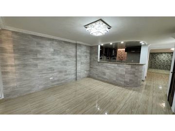 Casa remodelada de dos pisos en venta / permuta Barrio Samanes Palmira