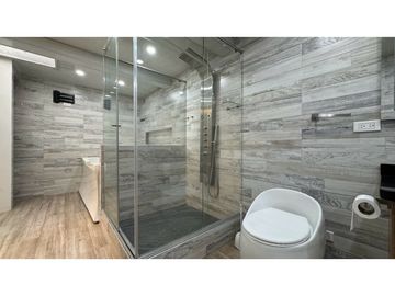 Casa remodelada de dos pisos en venta / permuta Barrio Samanes Palmira