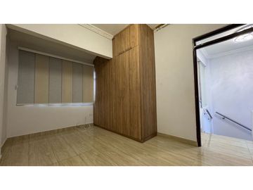 Casa remodelada de dos pisos en venta / permuta Barrio Samanes Palmira