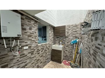 Casa remodelada de dos pisos en venta / permuta Barrio Samanes Palmira