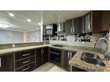Casa remodelada de dos pisos en venta / permuta Barrio Samanes Palmira
