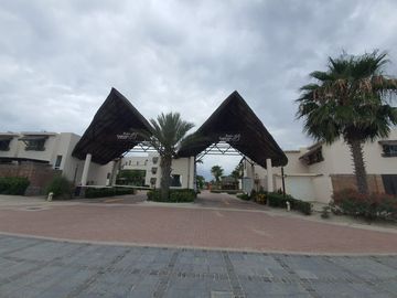 CASA DE PLAYA EN EXCLUSIVA PRIVADA PUNTA ESMERALDA GRAND, NUEVO ALTATA