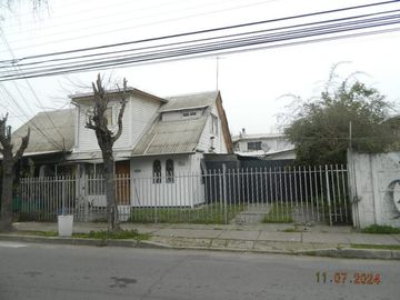 Amplia casa con 2 Deptos. de interior