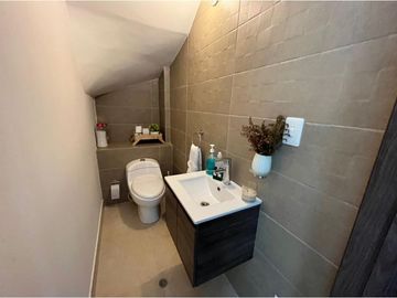 Apartamento duplex en venta, sector parque venezuela.