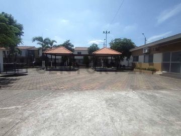 VENTA DE CASA URB. PARAISO DEL RIO 1, MUCHO LOTE A.Est