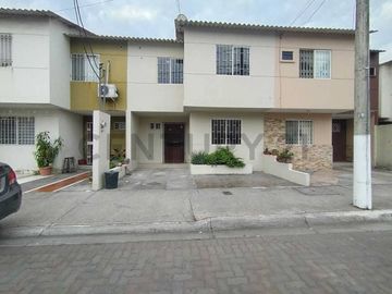 VENTA DE CASA URB. PARAISO DEL RIO 1, MUCHO LOTE A.Est