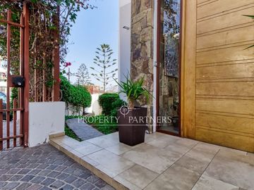Exclusiva casa mediterránea con piscina y vista al mar – Jardines del Sur