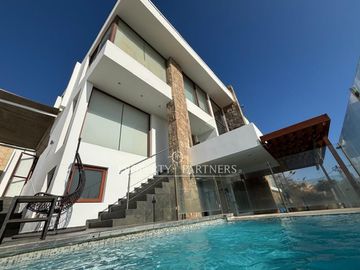 Exclusiva casa mediterránea con piscina y vista al mar – Jardines del Sur