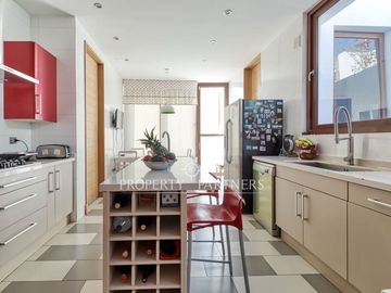 Exclusiva casa mediterránea con piscina y vista al mar – Jardines del Sur