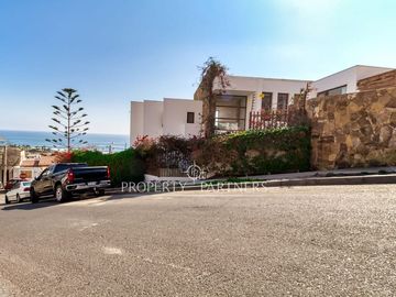 Exclusiva casa mediterránea con piscina y vista al mar – Jardines del Sur