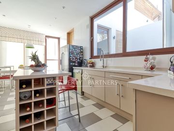 Exclusiva casa mediterránea con piscina y vista al mar – Jardines del Sur