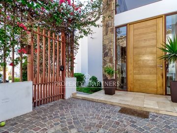 Exclusiva casa mediterránea con piscina y vista al mar – Jardines del Sur