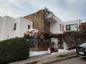 Exclusiva casa mediterránea con piscina y vista al mar – Jardines del Sur