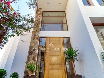 Exclusiva casa mediterránea con piscina y vista al mar – Jardines del Sur