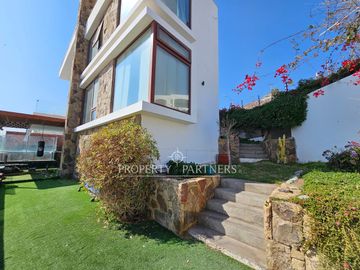 Exclusiva casa mediterránea con piscina y vista al mar – Jardines del Sur