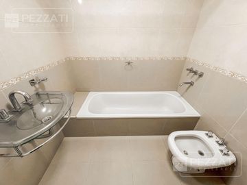 Casa en  venta en Parque Luro. Cuatro dormitorios. Jardin. Garage. Quicho