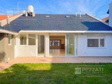 Casa en  venta en Parque Luro. Cuatro dormitorios. Jardin. Garage. Quicho